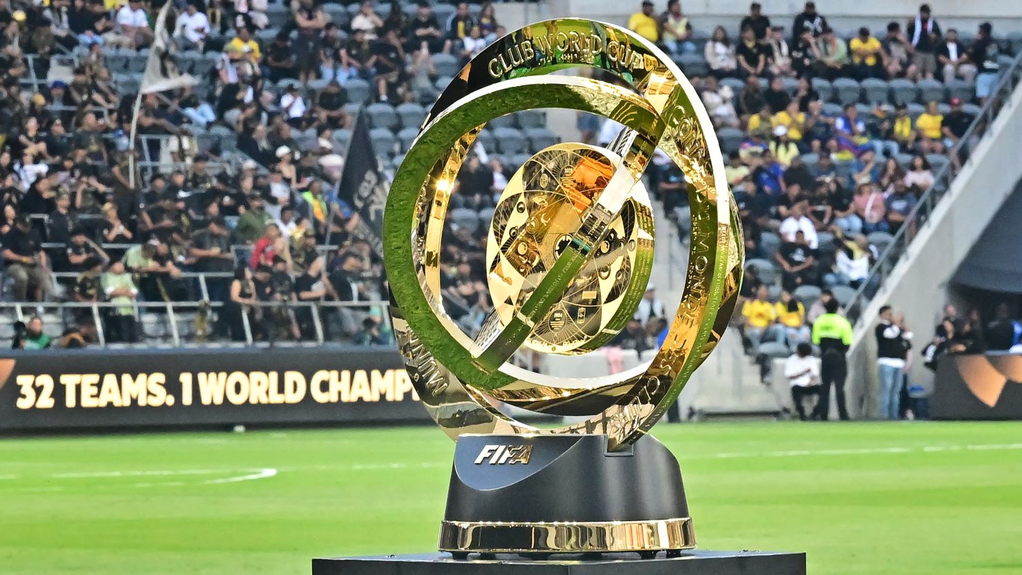 การจัดอันดับผู้เล่นที่มีอายุมากที่สุดที่ได้ลงเล่นในศึก FIFA Club World Cup โดยให้ความสนใจกับชื่อของนักเตะระดับตำนานอย่าง Lionel Messi, Luka Modric และ Thiago Silva ว่าพวกเขาติดอันดับผู้เล่นอายุมากที่สุดในประวัติศาสตร์รายการนี้หรือไม่ และอยู่ในลำดับใด
